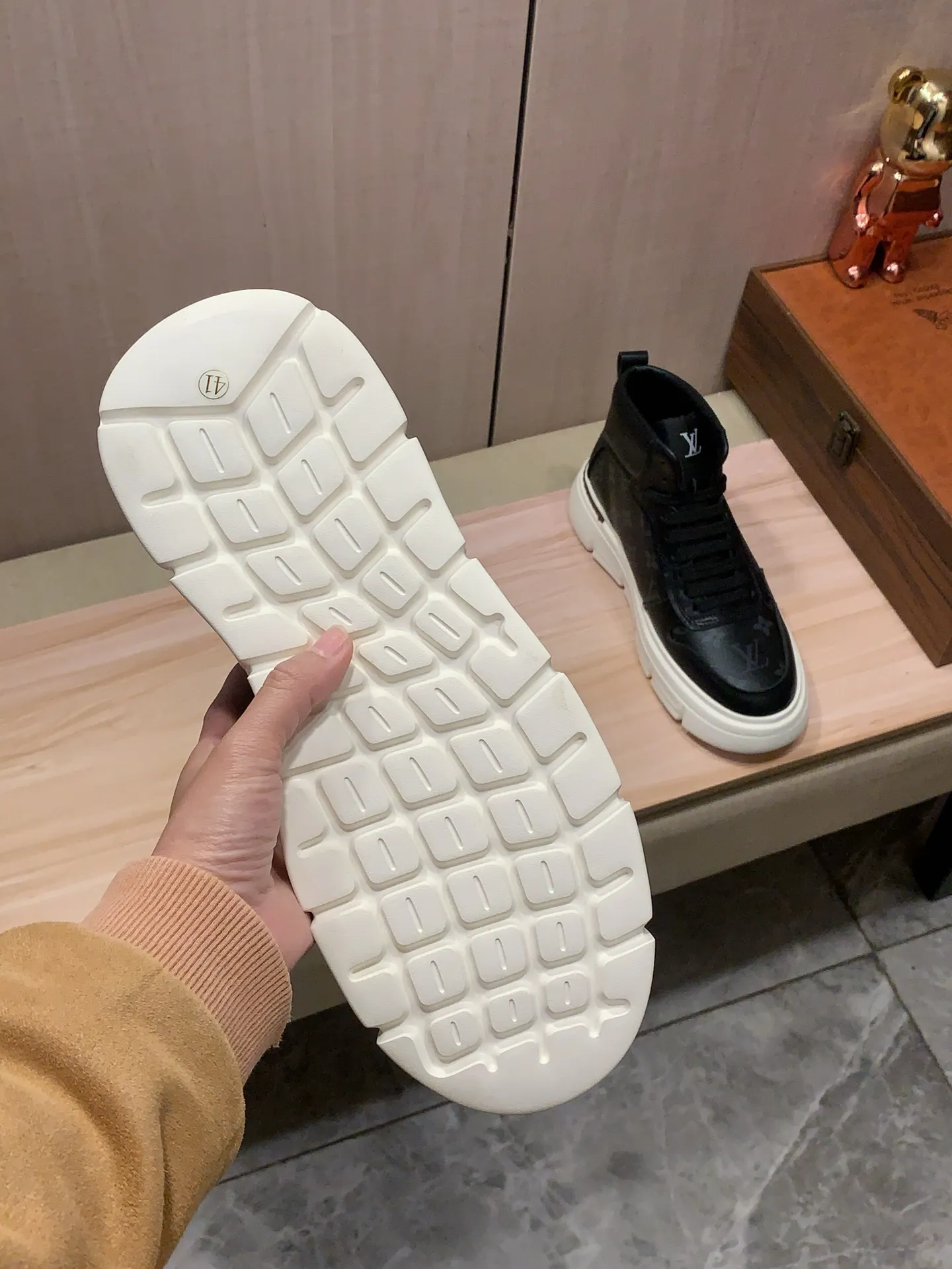 High-top men's shoes 💰442💰💰🎩🎩[Lightning][Lightning] "Lv*" The latest • popular casual shoes, top brand [Seduce] luxury~purchase, top~quality. [Strong] The upper is made of imported breathable cowhide with material ➕ breathable sheepskin feet (•) and fine workmanship. The original stylish and stylish soft rubber wear-resistant and non-slip outsole is light and comfortable on the feet. The real thing looks better when photographed. 122: code: 38-44, 2️⃣ colors selected